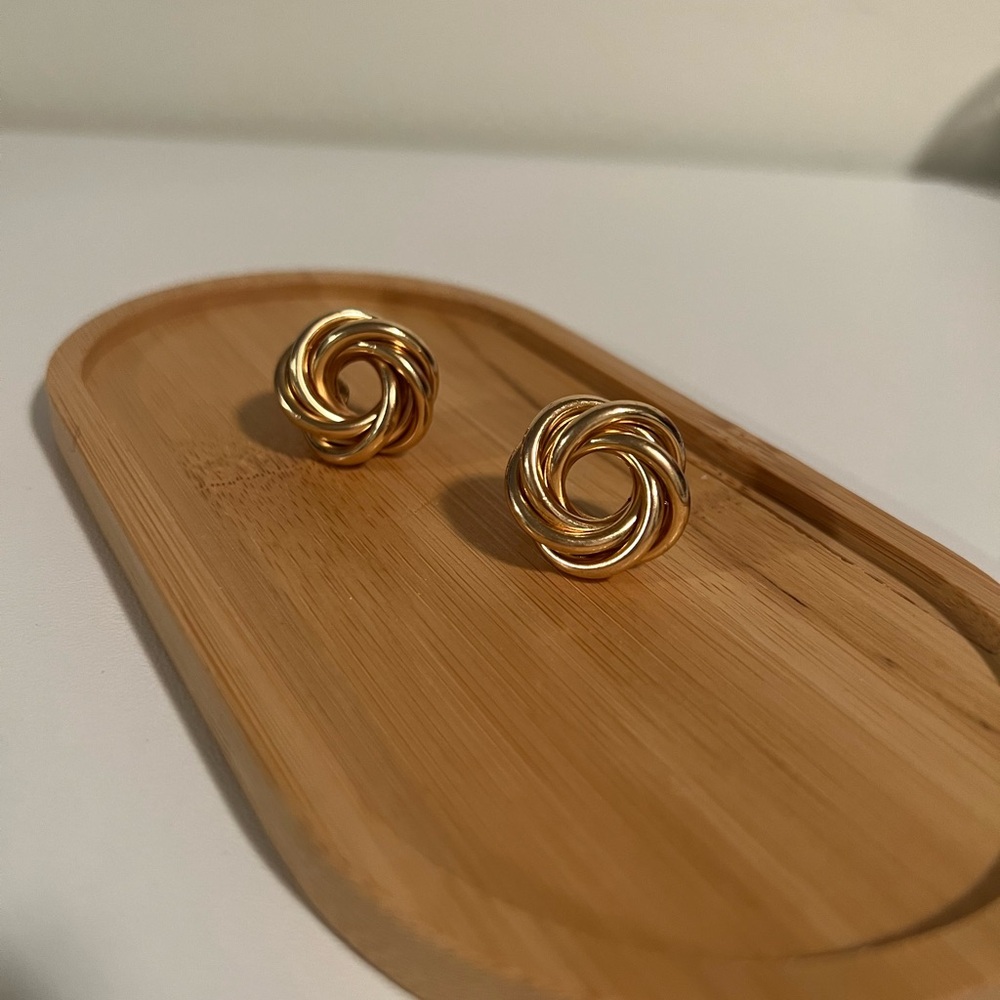 Gold plated earrings brand new ✨ one pair